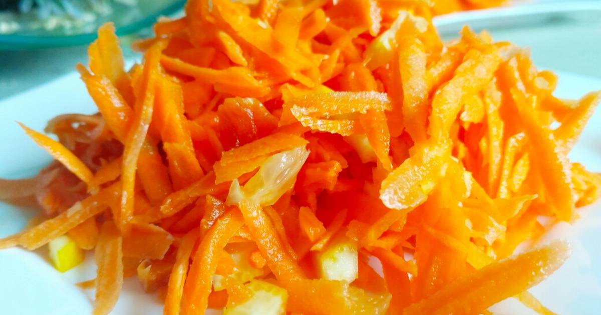 Салат из свежей моркови, сухофруктов и орехов