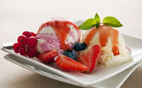Мороженое Пломбир с плодами и ягодами
