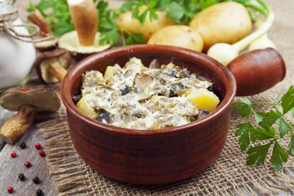Картофель, тушенный в сметанном соусе с грибами - пошаговый рецепт с фото на фотодетки.рф