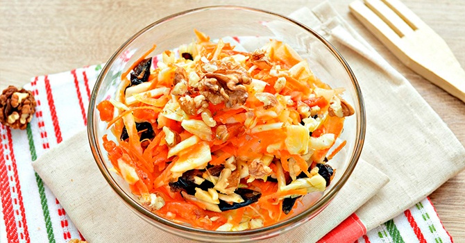 Салат из овощей с сухофруктами