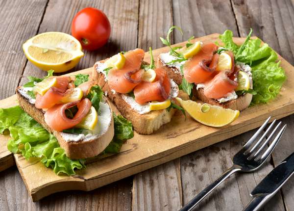 Бутерброды с рыбными гастрономическими продуктами