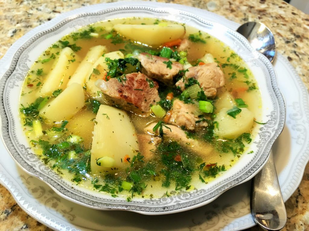 Бурчак-шурка (суп картофельный с мясом, лапшой домашней и фасолью — дагестанское национальное блюдо)