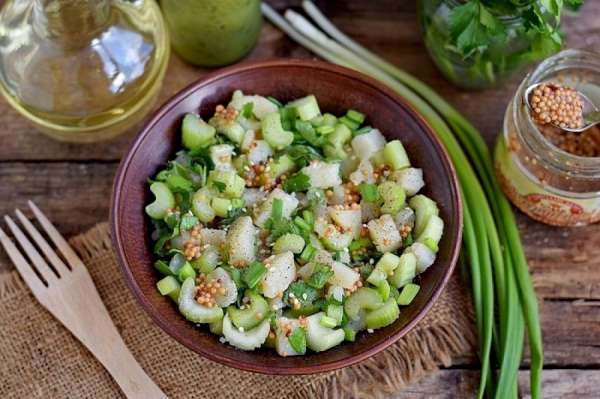 салат из корня сельдерея с яблоками и зеленым луком