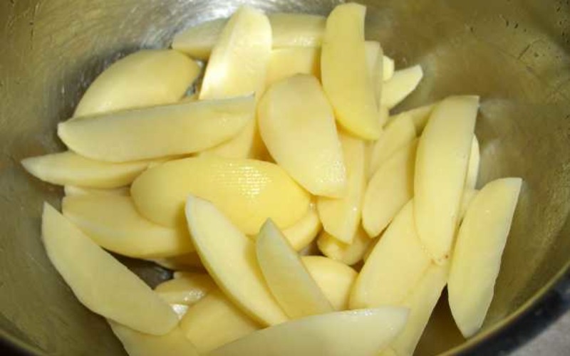 Картофель очищенный нарезанный дольками
