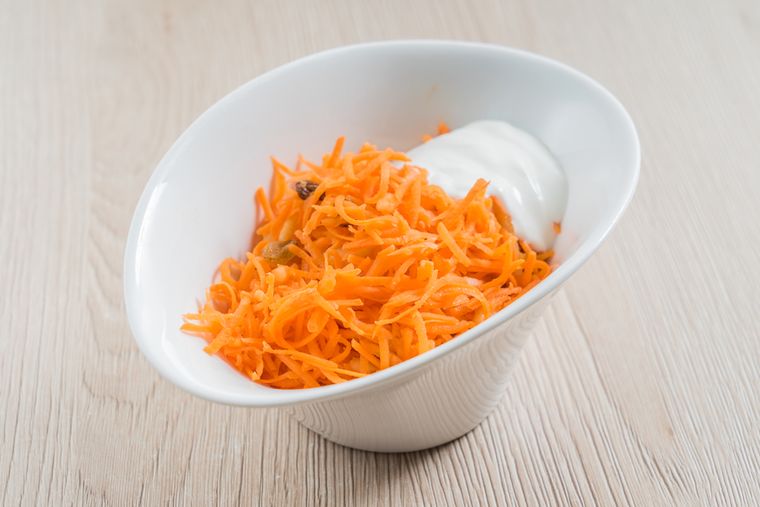 Салат из моркови и кураги с йогуртом