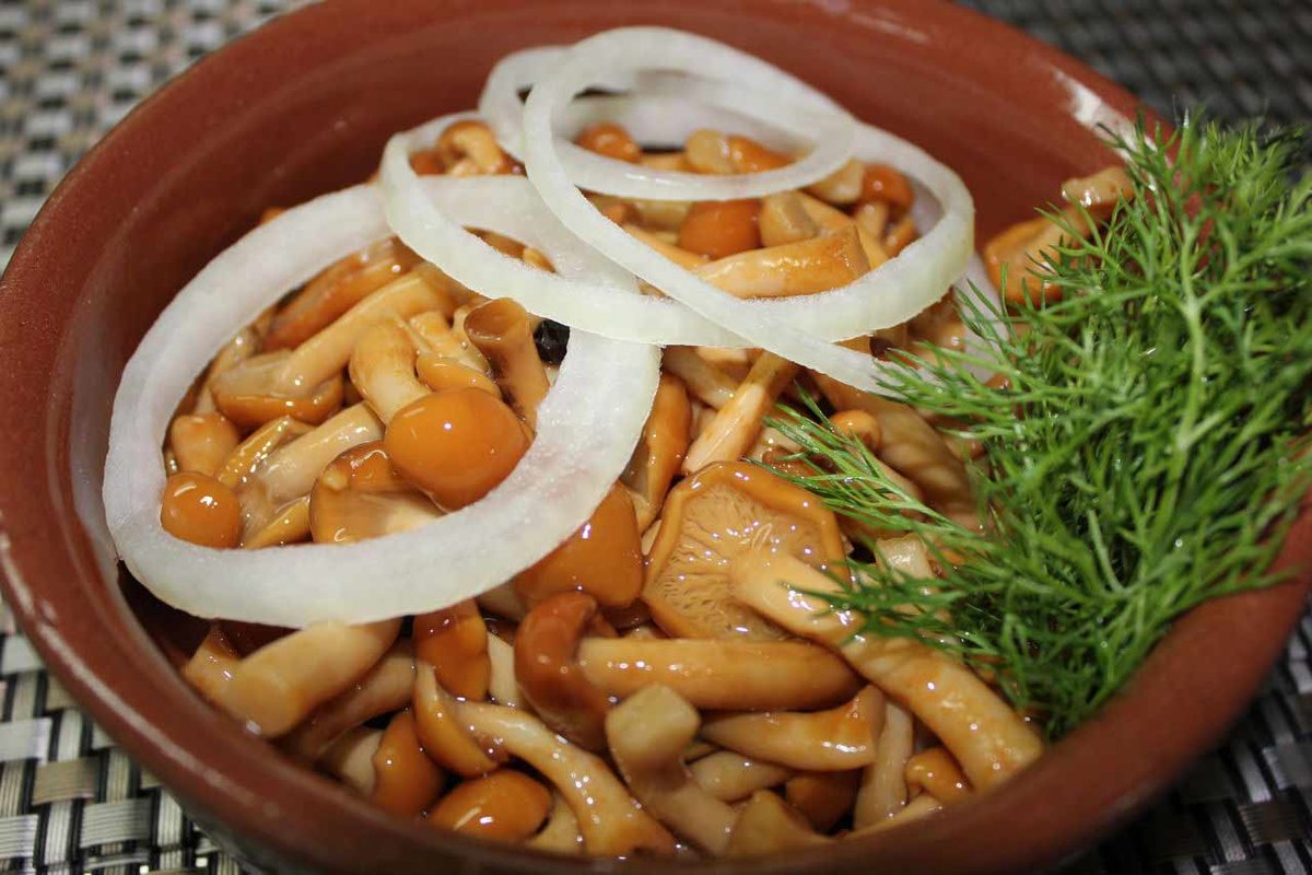 Салат с грибами и маринованными огурцами - рецепты с фото